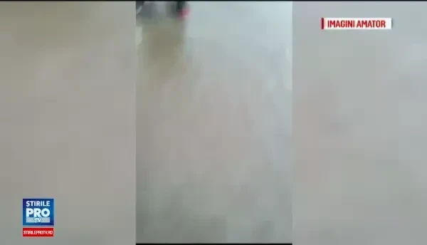 Ploile torentiale au facut prapad in aproape toata tara. Un sofer s-a rasturnat cu masina intr-o groapa de 15 metri