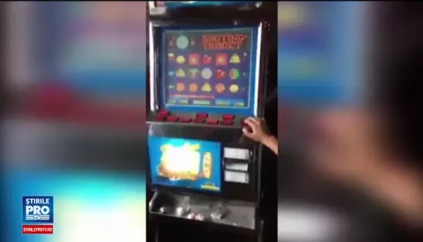 Doi copii au fost filmati in timp ce jucau la pacanele intr-un bar din Vaslui. Cat au castigat la final