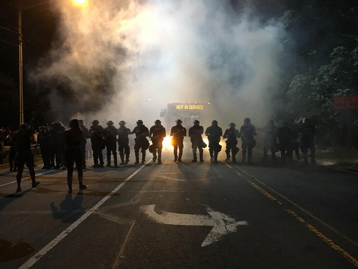 "Politistii l-au impuscat pe tata de 4 ori pentru ca e negru". Revolte in Charlotte, SUA: 12 politisti au fost raniti. VIDEO