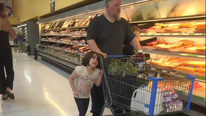 "Te rog, opreste-te! Promit ca nu mai fac!" Gestul unui tata fata de fiica lui, intr-un supermarket, i-a socat pe oameni