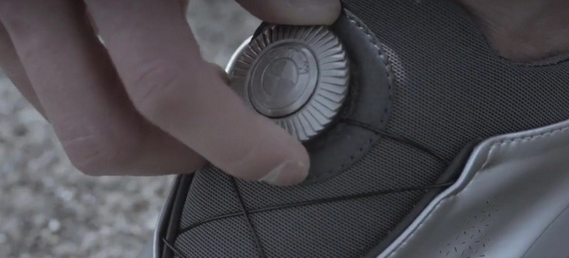 BMW a creat o pereche de adidasi fantastica! Nu au sireturi si sunt din acelasi material ca o masina! Cum arata