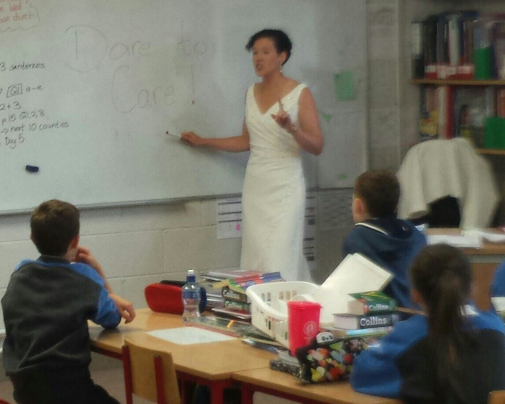 Sute de femei din Irlanda au mers la serviciu imbracate in rochii de mireasa. Motivul este unul induiosator FOTO