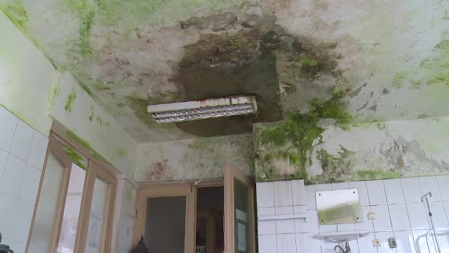 Imagini revoltatoare. Singurul spital din orasul Negresti este in paragina, dupa ce a "inghitit" sase milioane de euro