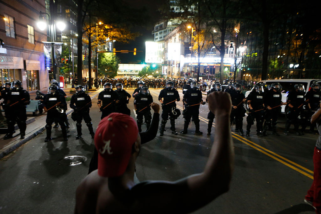 Stare de urgenta in Carolina de Nord: Garda Nationala, activata dupa a doua noapte de proteste. Un civil a fost impuscat
