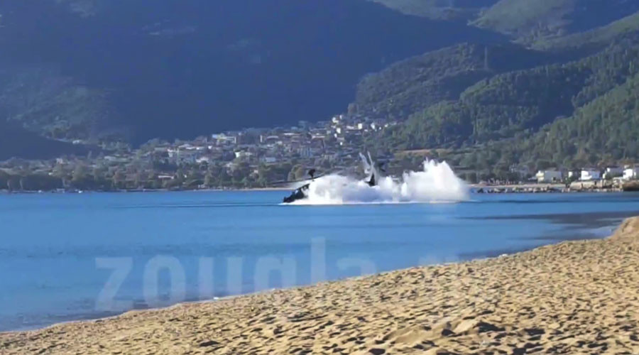 Momentul in care un elicopter s-a prabusit in mare, in timpul unor exercitii militare din Grecia. Ce s-a intamplat cu pilotii