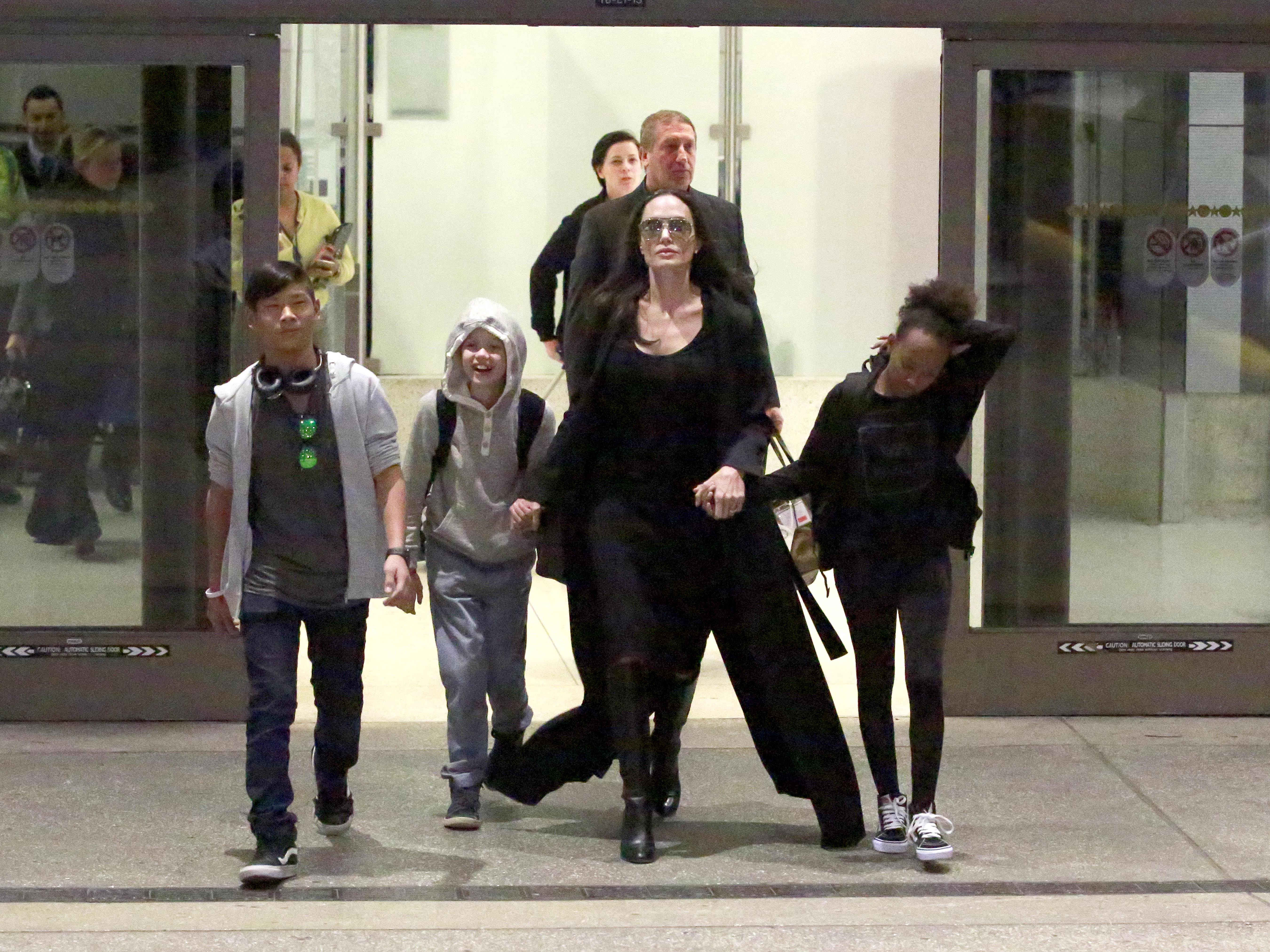 Angelina Jolie si copiii