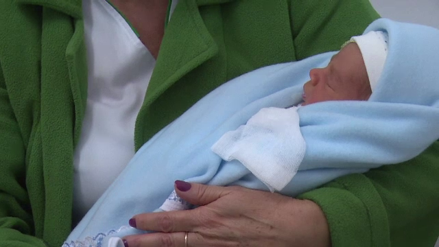 Femeia care si-a lasat bebelusul in curtea unei biserici, cercetata penal pentru abandon. Ce a descoperit politia