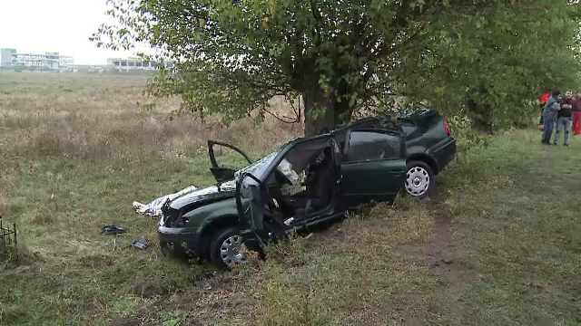 Tragedie pe o sosea din judetul Arad. Doi tineri, sot si sotie, au murit dupa ce au intrat cu masina intr-un copac