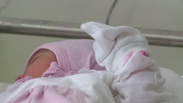 124 de cazuri de rujeola in comunitatea de romi nomazi din Bistrita-Nasaud. Ce spune Biserica despre vaccinarea copiilor