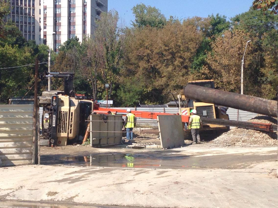 O macara s-a prabusit pe santierul de la metrou, la noua statie Eroilor de pe Magistrala 5. GALERIE FOTO