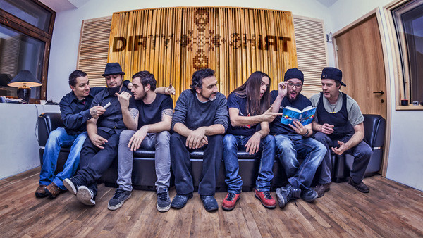 Turneul national Dirty Shirt. Trupa romaneasca de "crossover folkcore metal" sustine mai multe concerte