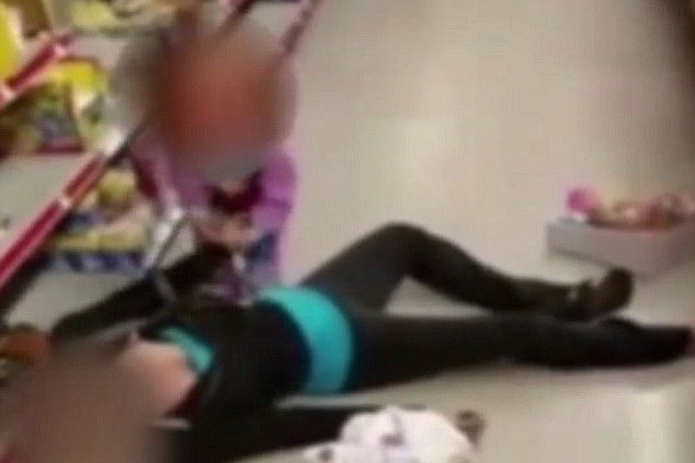 Imaginea sfasietoare care arata batalia Americii cu drogurile. Cum a fost gasita o mama, in magazin, langa fiica ei de 2 ani