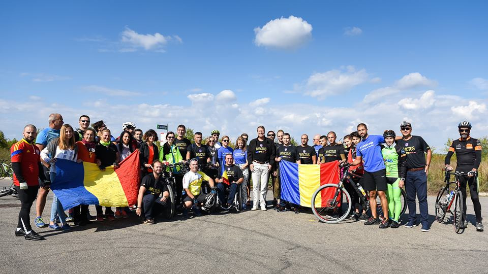 Klaus Iohannis s-a plimbat cu bicicleta alaturi de soldati romani raniti: "A fost o explozie mare, mi-am pierdut cunostiinta"