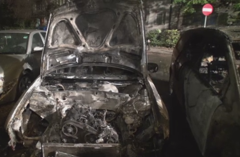 Doua masini au ars complet intr-o parcare din Timisoara. Cauzele incendiului nu se cunosc