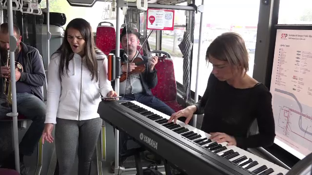 Jazz live intr-un autobuz din Alba Iulia, in deschiderea festivalului din oras. Reactia calatorilor