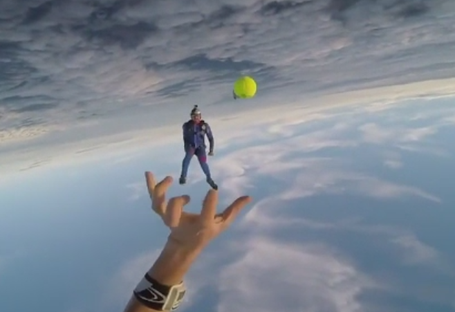 Filmare spectaculoasa printre nori. Doi parasutisti s-au jucat cu o minge de tenis dupa ce au sarit din avion