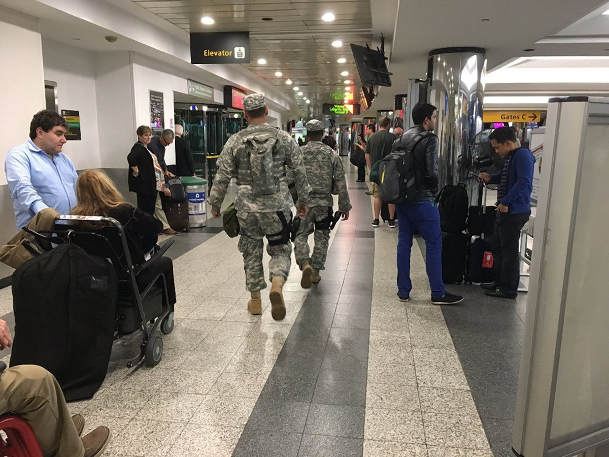 Un terminal al aeroportului LaGuardia din New York, evacuat dupa descoperirea unui autovehicul abandonat. VIDEO