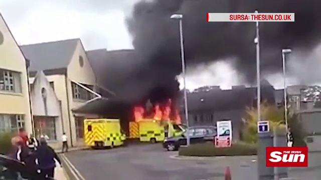 Un barbat a murit si un altul a fost ranit dupa ce ambulanta in care se aflau a izbucnit in flacari chiar in fata spitalului