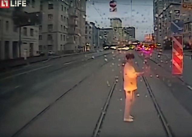 Momentul in care un tramvai loveste mortal o femeie in Moscova. Victima s-a oprit cu telefonul in mana chiar pe linie. VIDEO