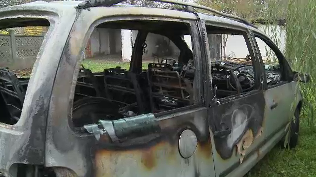 Barbatul din Arad care si-a lasat nepoata de 3 ani intr-o masina care a luat foc, trimis in judecata pentru ucidere din culpa