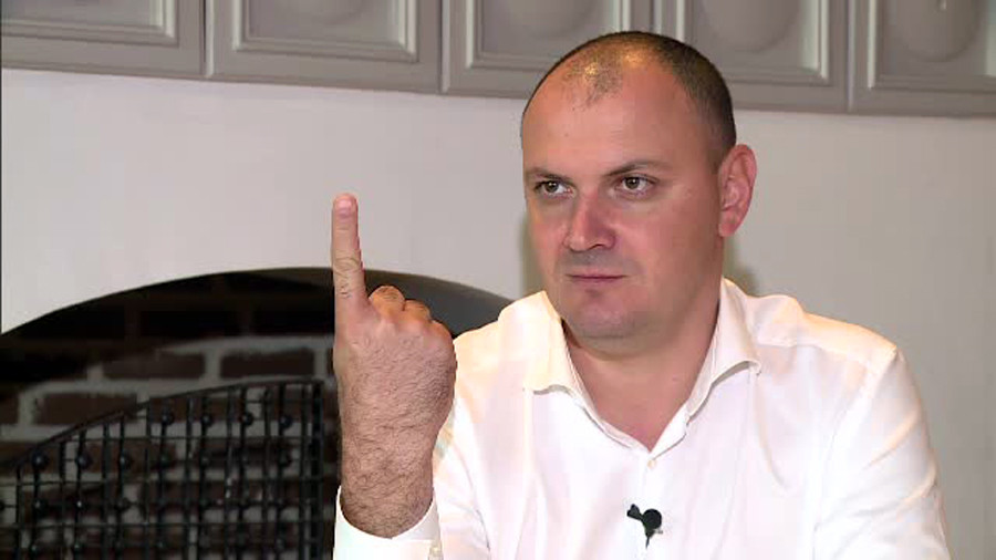 In timp ce politia il cauta pe acasa, Sebastian Ghita da mesaje video: "Mi-au spus ca imi vor duce mama la DNA"