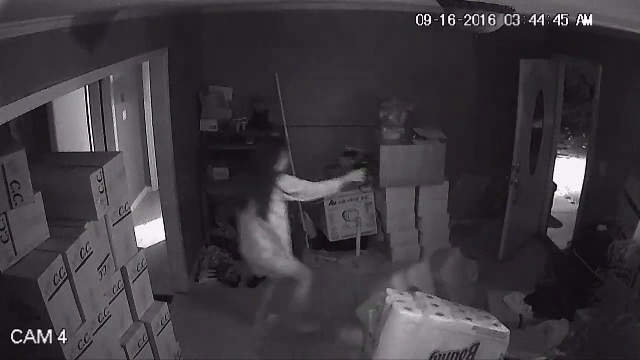 Hotii au intrat peste o americanca in casa, dar au luat-o la fuga in secunda urmatoare. Ce le-a facut femeia. VIDEO