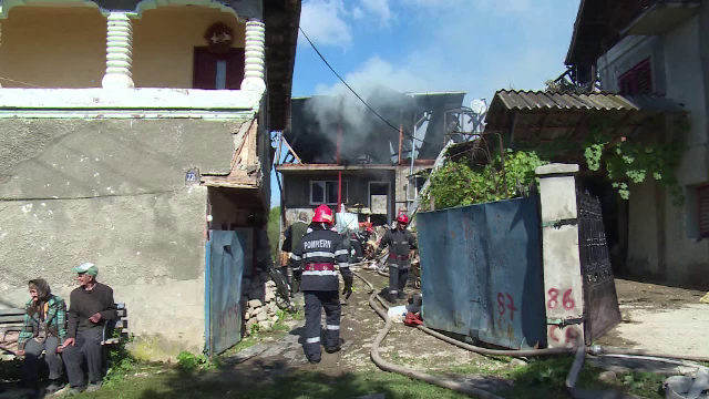 Neglijenta unui barbat a dus la un incendiu puternic, care a distrus trei case. "Am pierdut munca mea de o viata"