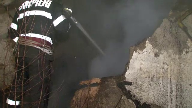 Si-a dat foc la casa, dupa care s-a spanzurat in interiorul ei. Gestul barbatului a lasat in urma o vaduva si un orfan