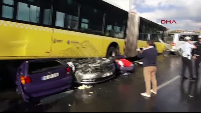 Un gest banal a declansat haosul pe o sosea din Turcia. Un autobuz a intrat pe contrasens si s-a urcat peste trei masini