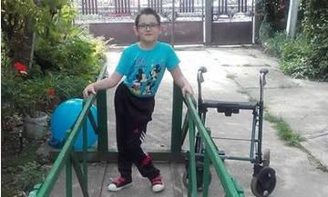 La numai noua ani, Andrei se lupta cu o boala chinuitoare. A ratat deja o operatie in Germania din cauza lipsei de bani