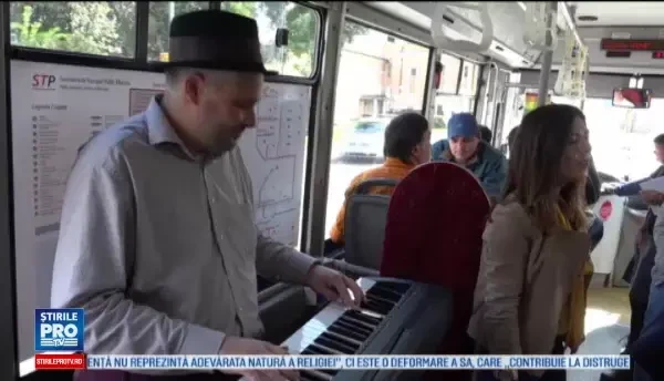 Jazz live intr-un autobuz din Alba Iulia, in deschiderea festivalului din oras. Reactia calatorilor