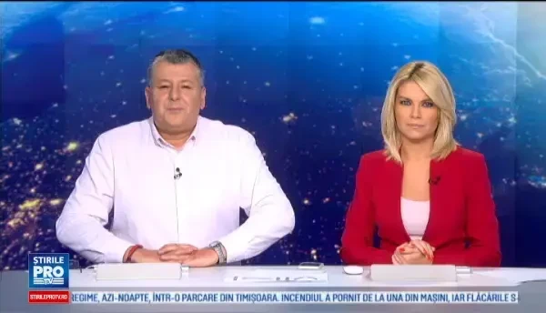 Filmare spectaculoasa printre nori. Doi parasutisti s-au jucat cu o minge de tenis dupa ce au sarit din avion