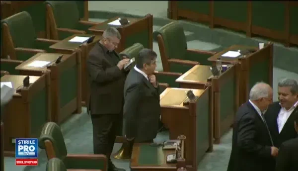 In ce conditii poate fi urmarit penal Gabriel Oprea, daca isi da demisia din Senat. Noi proteste in Piata Universitatii