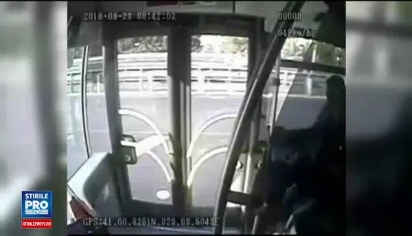 Un gest banal a declansat haosul pe o sosea din Turcia. Un autobuz a intrat pe contrasens si s-a urcat peste trei masini