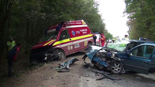 Masina SMURD, spulberata pe o strada din Suceava de un sofer care "se certa cu iubita". Imaginile surprinse de camera de bord
