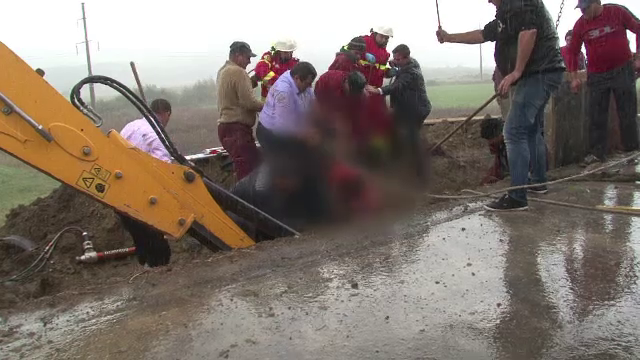 Operatiune de salvare complicata la Botosani, unde un barbat a fost prin sub un mal de pamant. Reactia nervoasa a pompierilor