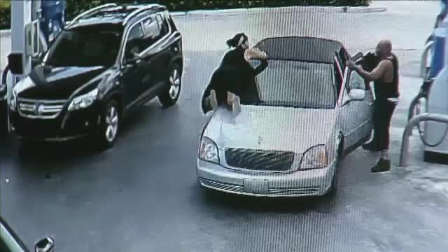 A oprit la benzinarie sa-si umple rezervorul, insa un strain i-a deschis portiera si i-a luat poseta. Cum a actionat soferita