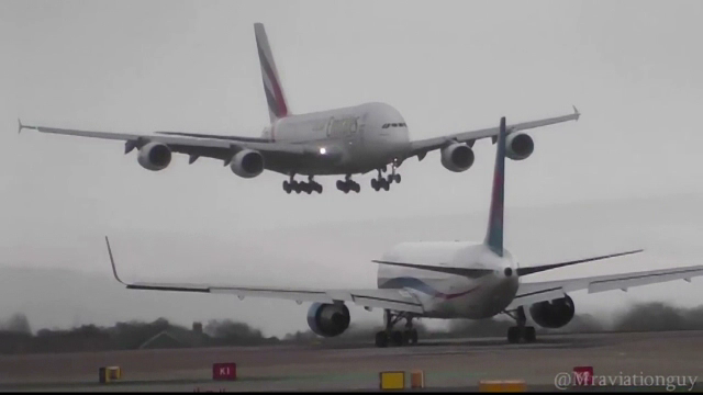 Imagini dramatice cu un avion cu 600 de persoane la bord ce aterizeaza pe vant puternic, la Manchester. VIDEO