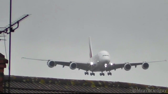 Imagini dramatice cu un avion de 600 de pasageri surprins de un vant puternic inainte de la aterizare. Ce face pilotul