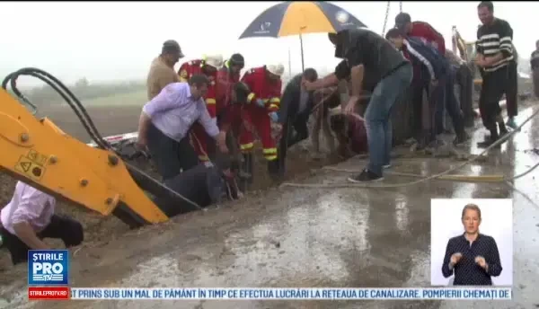 Operatiune de salvare complicata, la Botosani, unde un barbat a fost prin sub un mal de pamant