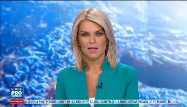 O aeronava cu pasageri a fost filmata cum se clatina inspaimantator la altitudine mica, deasupra unor case