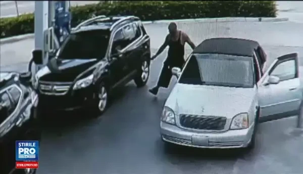 A oprit la benzinarie sa-si umple rezervorul, insa un strain i-a deschis portiera si i-a luat poseta. Cum a actionat soferita