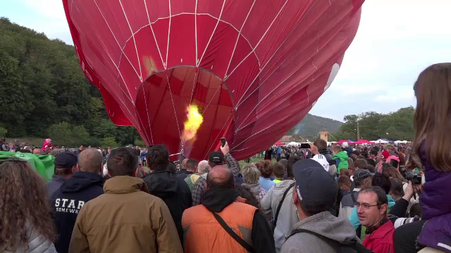 Parada baloanelor cu aer cald in Mures. Sute de oameni au venit la Campul Cetatii, iar unii curajosi au urcat pentru o tura