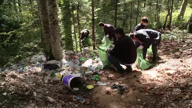 "Let's do it Romania" - Ziua Nationala a Curateniei. Voluntarii au adunat 7.000 de saci cu gunoaie doar in judetul Brasov