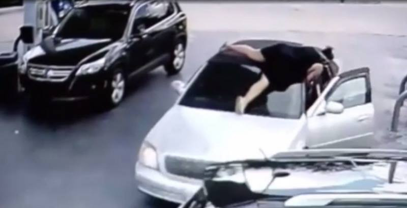 Imagini incredibile intr-o benzinarie! Un barbat i-a furat geanta, asa ca aceasta femeie a facut asta! Cum s-a terminat totul