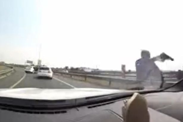 O masina cu turisti a fost blocata in plina zi pe o autostrada, in Africa de Sud. Ce s-a intamplat dupa aceea e socant VIDEO