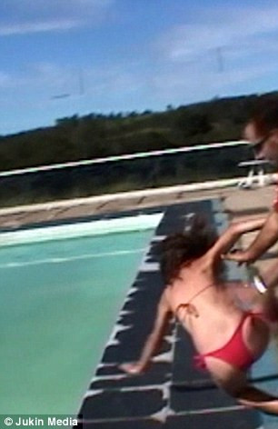 O gluma proasta putea sa aiba urmari serioase. Momentul in care o tanara este impinsa in piscina. VIDEO