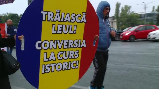 Sute de romani cu credite in franci elvetieni au protestat in Bucuresti. Ei cer adoptarea unei legi, blocata in Parlament