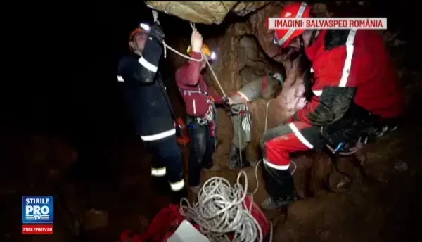 Exercitiu in Pestera cu Ferigi, la care au participat speologi din 10 tari. Cum a fost salvata o tanara blocata la 100m