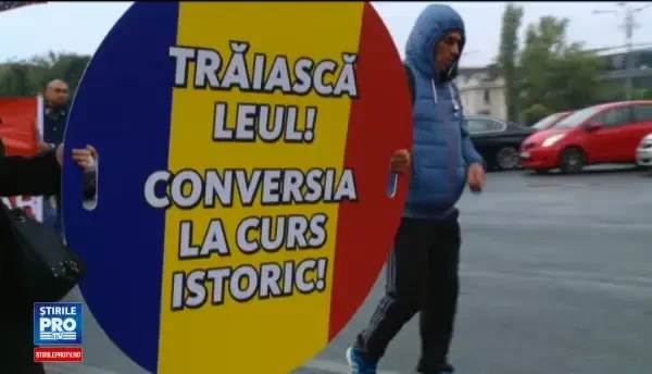Sute de romani cu credite in franci elvetieni au protestat in Bucuresti. Ei cer adoptarea unei legi, blocata in Parlament